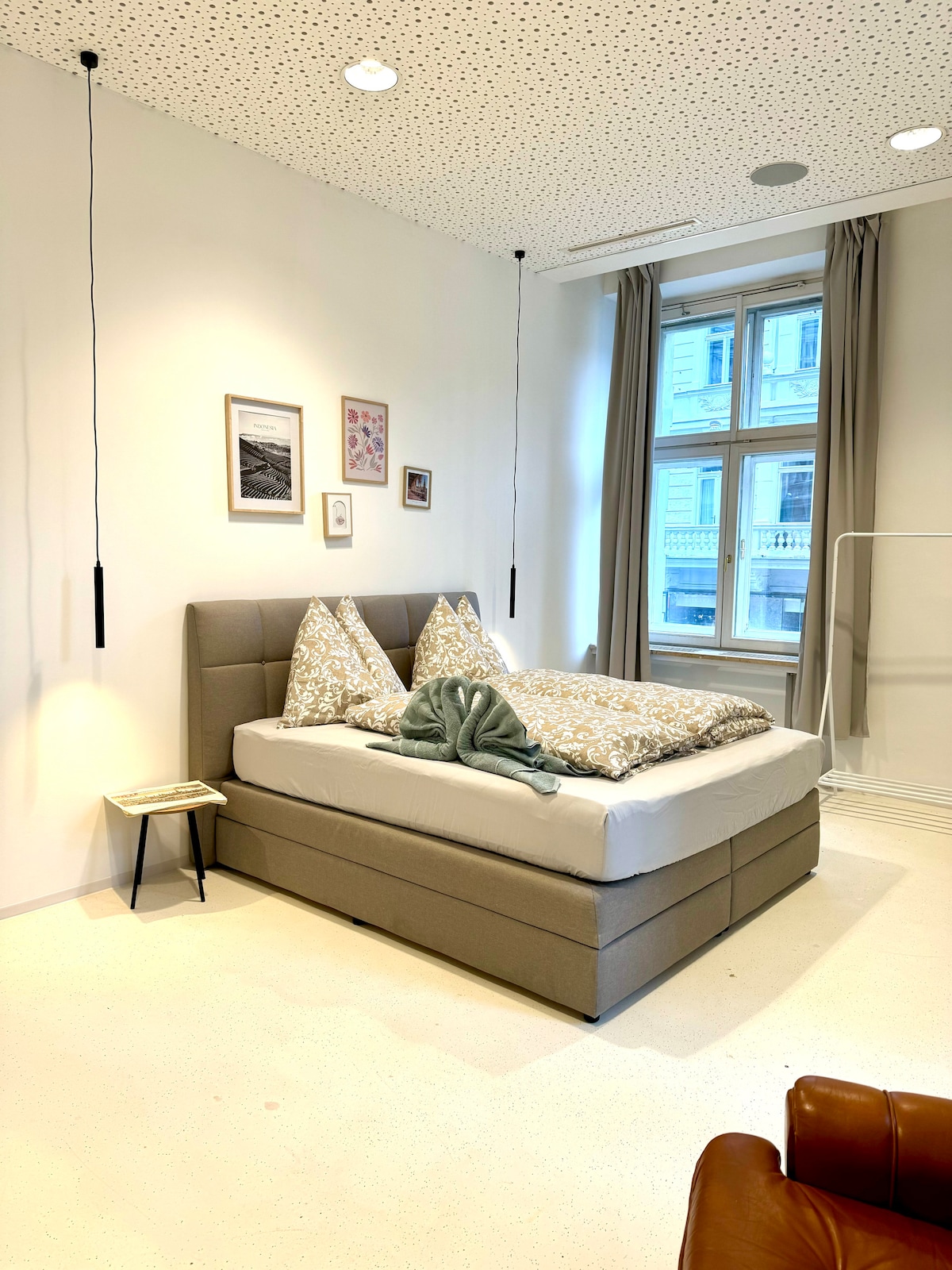 Bedroom 1 image 4