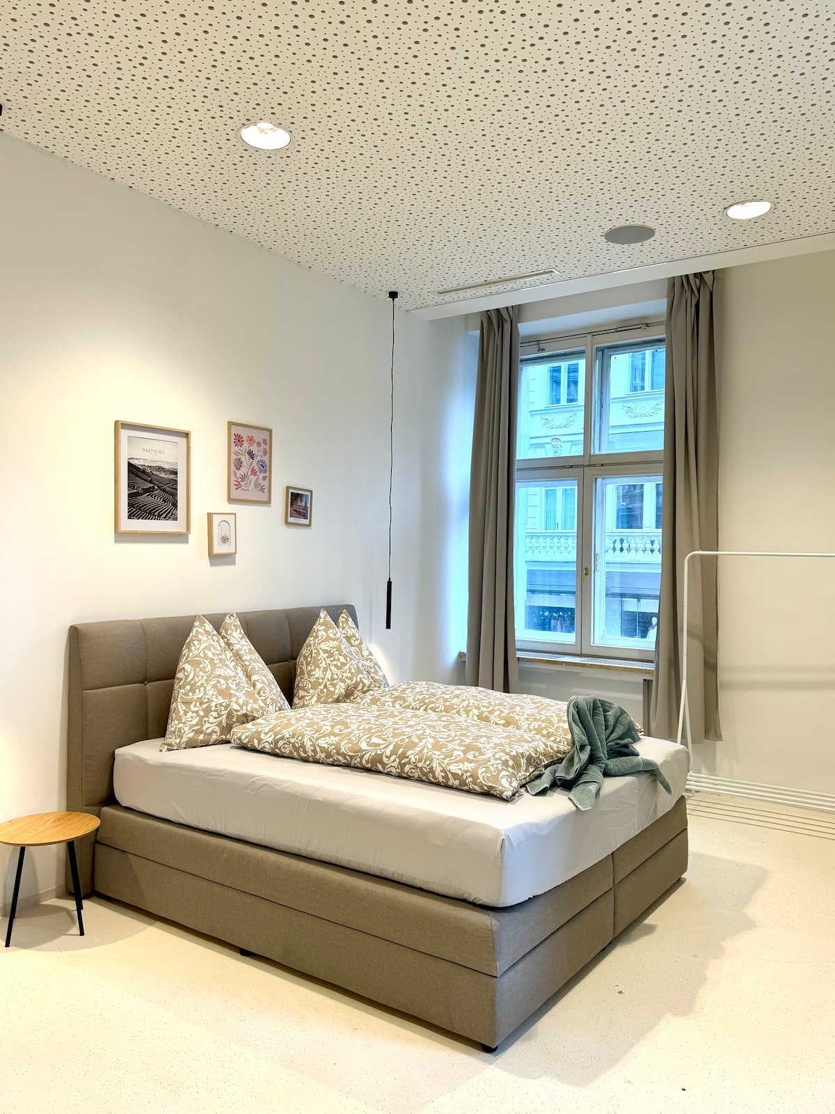 Bedroom 1 image 3