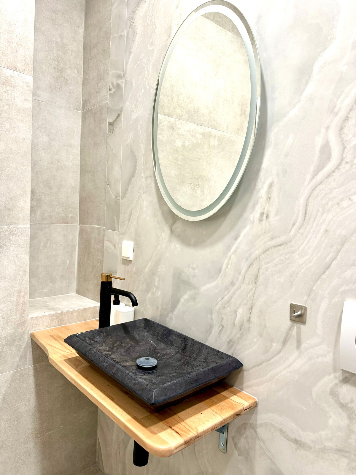 Full bathroom 2 image 1