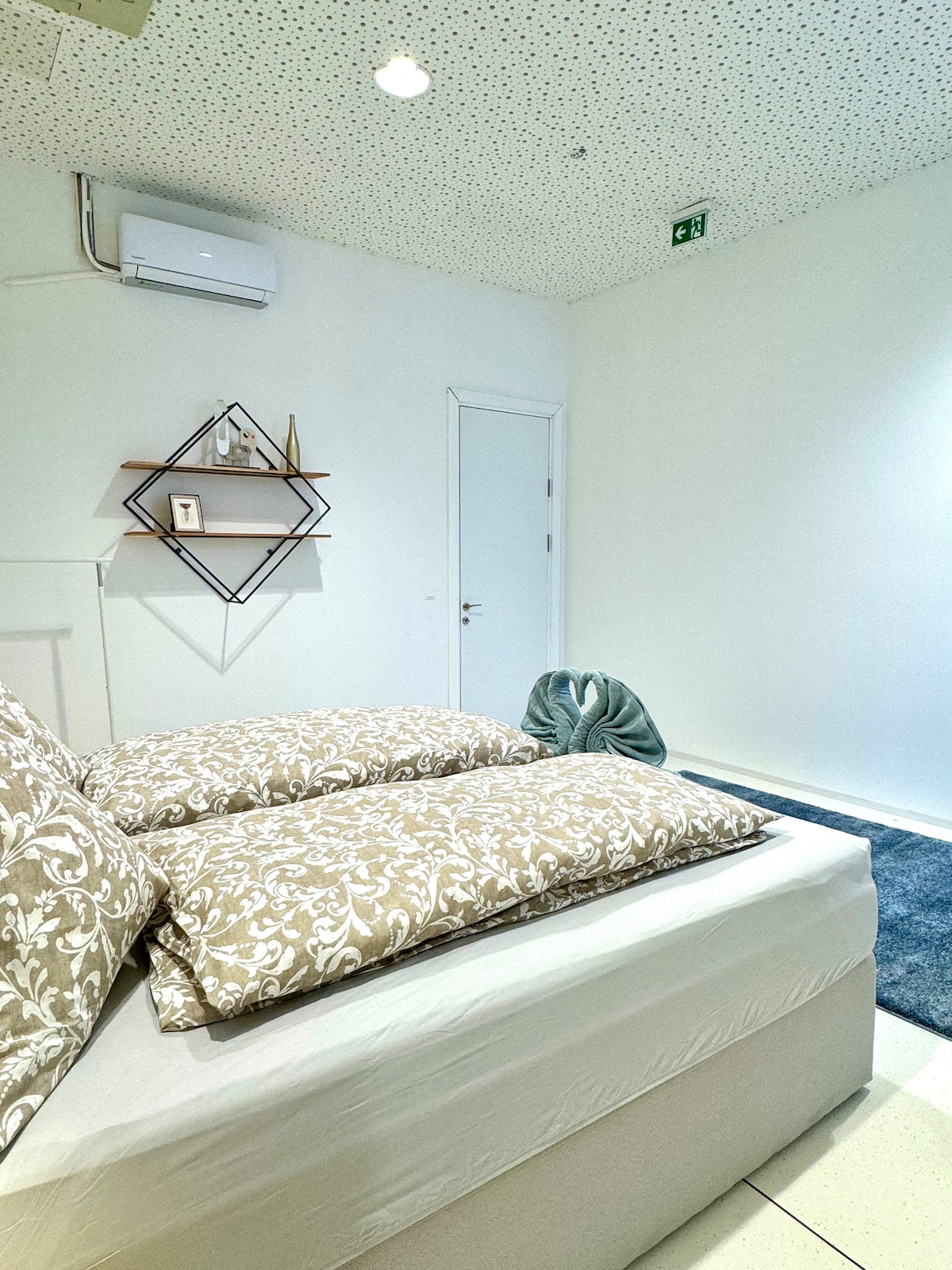 Bedroom 2 image 4