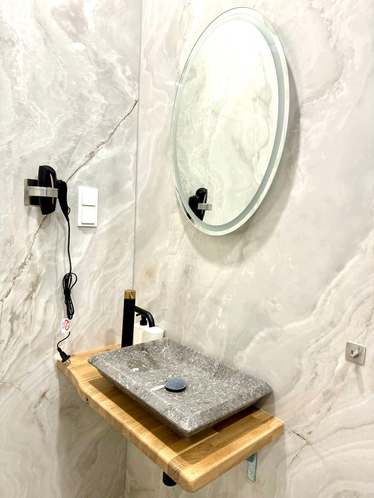 Full bathroom 1 image 2