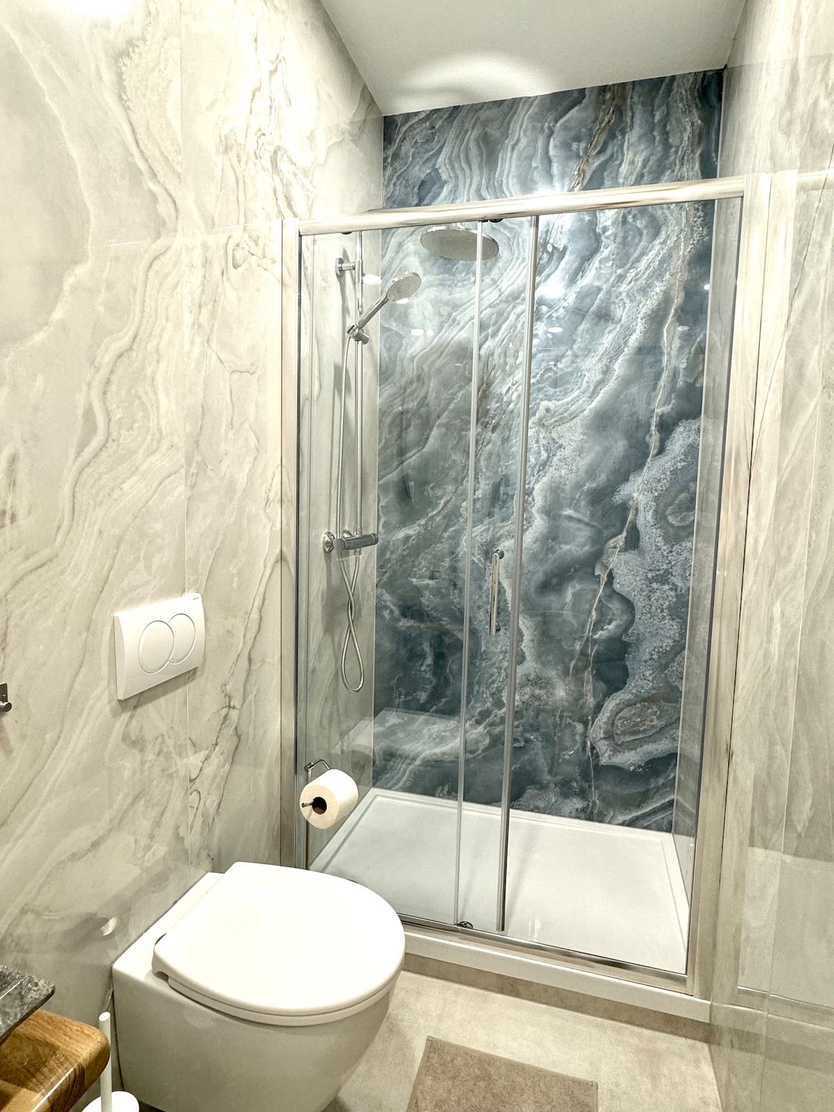 Full bathroom 2 image 2