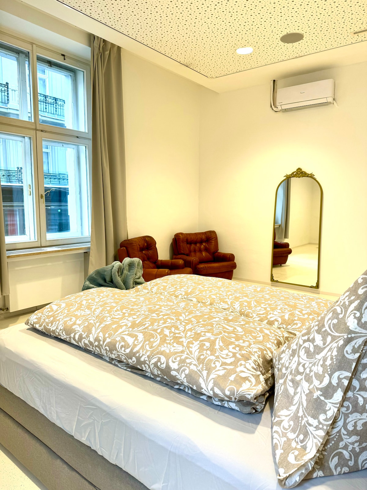 Bedroom 1 image 2