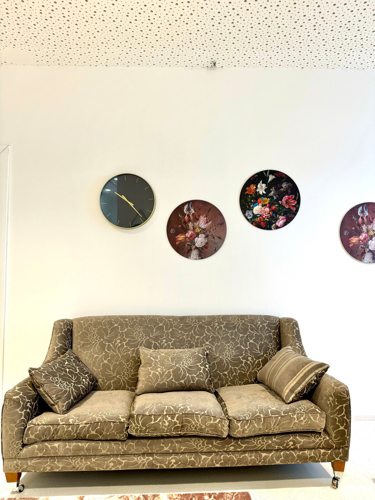Living room image 4
