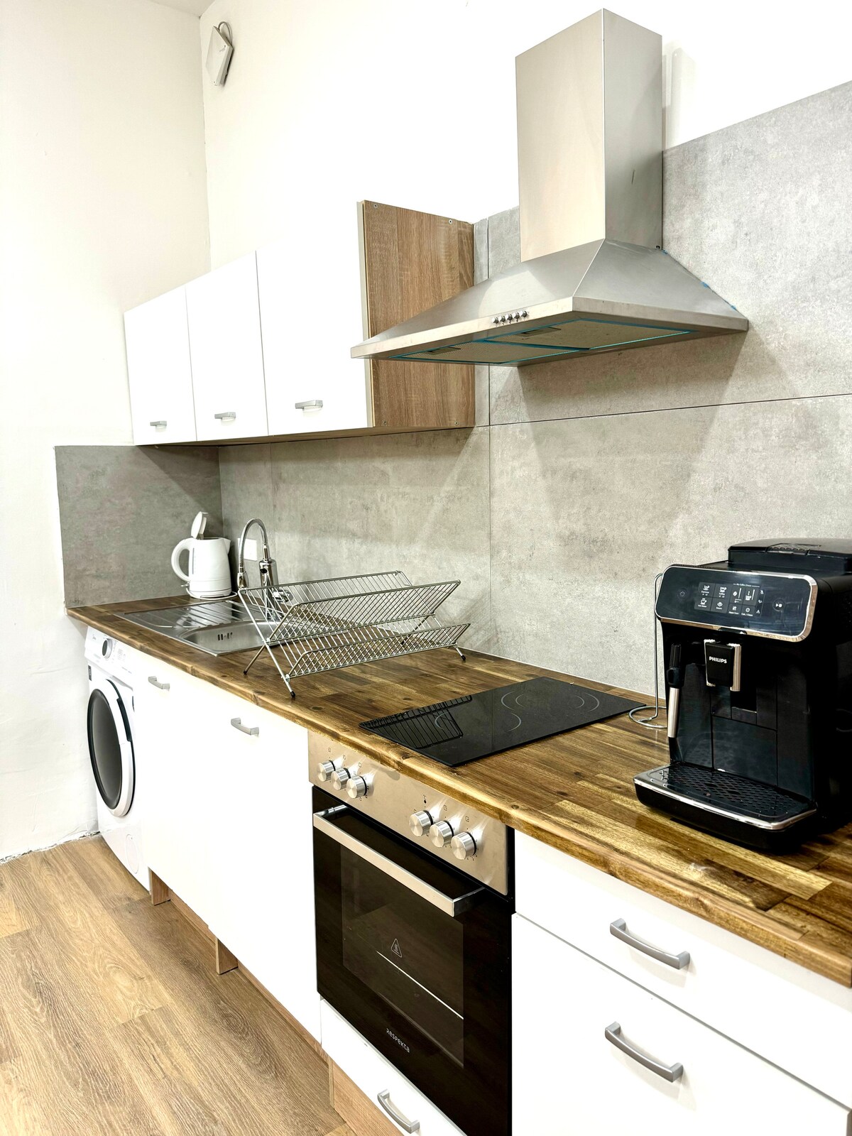 Full kitchen image 1