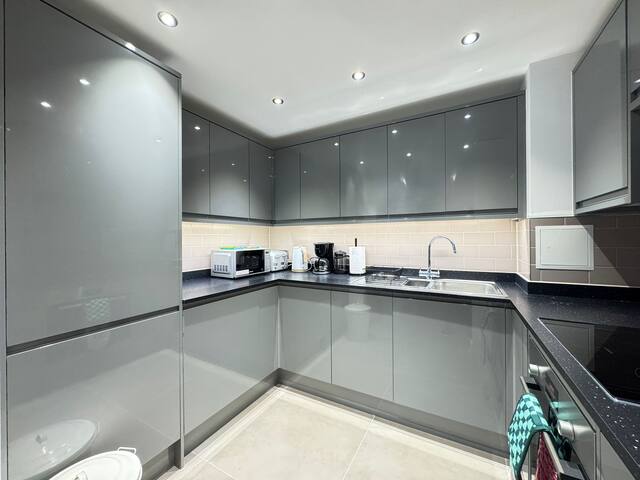 Luxury 2Bed 2Bath in Westminster / 7ppl gallery image 5