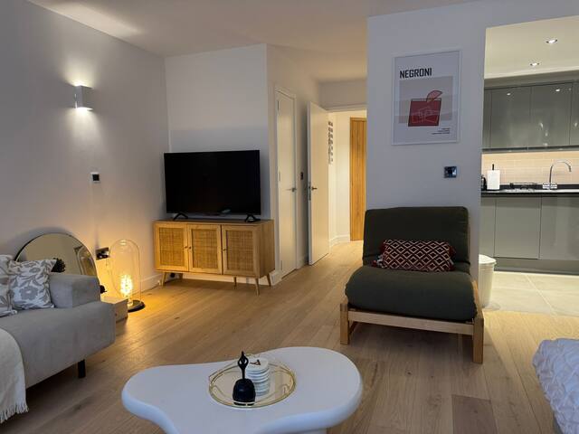 Luxury 2Bed 2Bath in Westminster / 7ppl gallery image 3