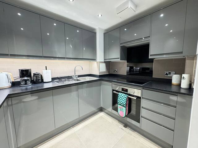 Luxury 2Bed 2Bath in Westminster / 7ppl gallery image 4