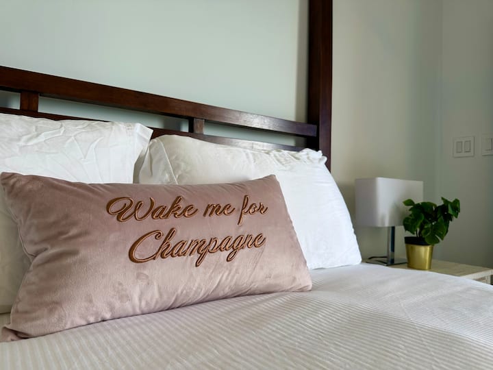 La chambre principale est équipée d'une literie de luxe, assurant une expérience vraiment reposante avec des draps doux et de haute qualité pour une nuit de sommeil parfaite.