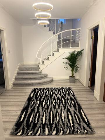 Modern 5Bed Home – Beside Etihad – Private Parking gallery image 5