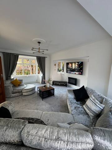 Modern 5Bed Home – Beside Etihad – Private Parking gallery image 2