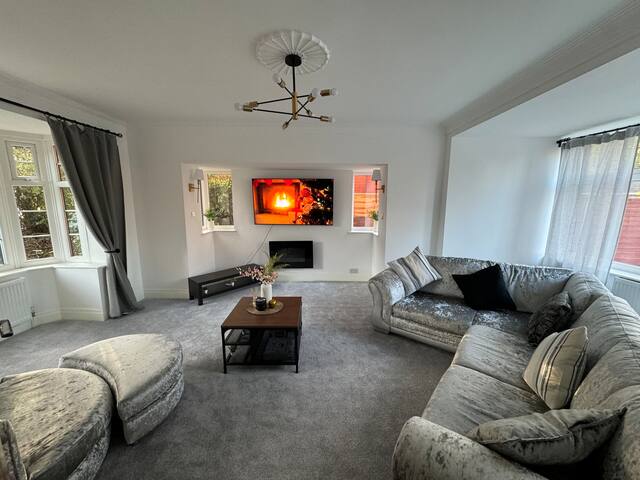 Modern 5Bed Home – Beside Etihad – Private Parking gallery image 4