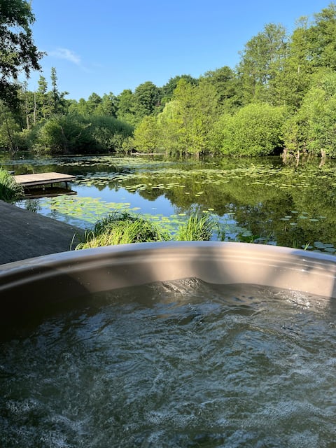 Bungalow by the lake with jetty, hot tub & fireplace