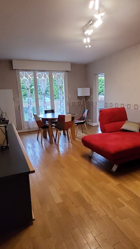 quiet and pleasant, 60 m2 with balcony and Wi-Fi