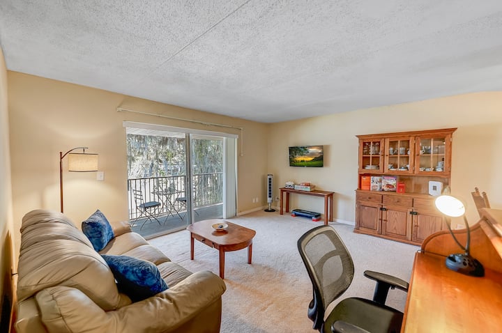 La amplia sala de estar cuenta con un televisor inteligente que permite a los huéspedes iniciar sesión en sus aplicaciones de streaming y relajarse después de un día de exploración o relajación en casa. Es el lugar perfecto para disfrutar de una película o simplemente relajarse con comodidad.