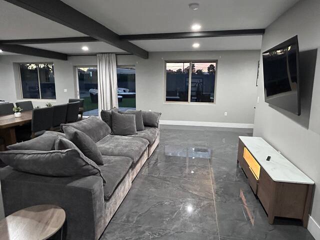 7 mins to strip w/ pool, theater gallery image 5