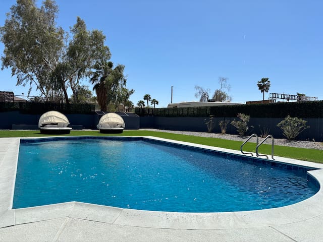 7 mins to strip w/ pool, theater