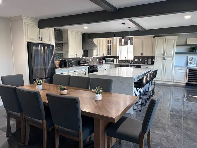 7 mins to strip w/ pool, theater gallery image 4