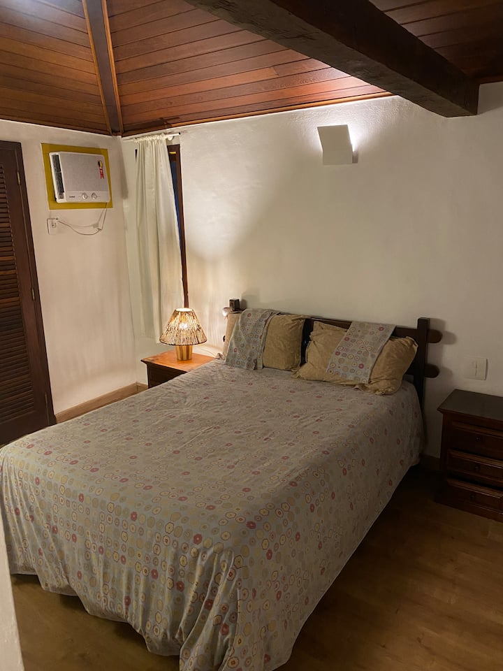 Стая 3 се намира на втория етаж на къщата. Това е апартамент с килер. Aconchegante и удобен! Разполага с климатик . 