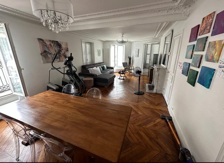 Questo ampio soggiorno/sala da pranzo offre spazio sufficiente per la famiglia e gli amici, che possono riunirsi attorno a un tavolo da 8 persone per un aperitivo prima di guardare il tramonto su Parigi dal balcone. 

Puoi anche fare un po' di cardio su un Nordic Trak commerciale. 