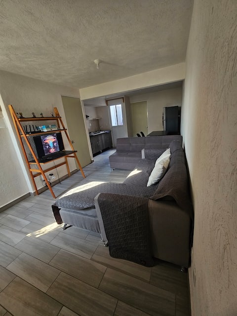 House 10 minutes from the airport.