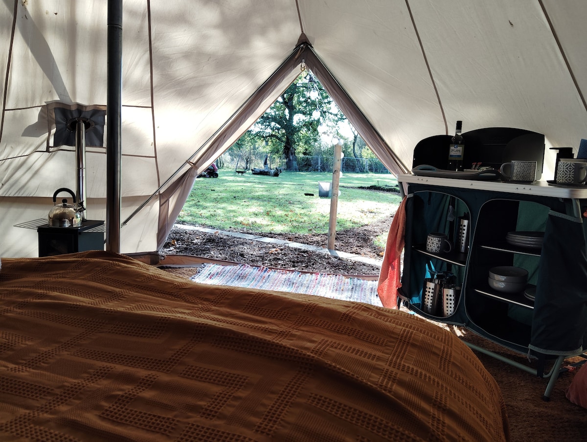 Beliebte Airbnb-Anzeige: Family Bell Tent Sleeps 4. With Log Burner. (YORK) in Huntington