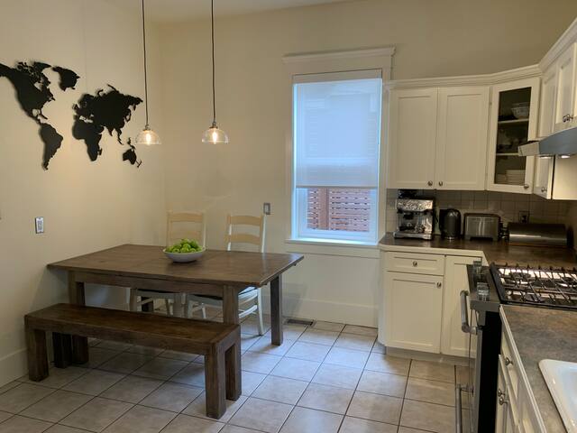 3 BR Spacious Home Near Downtown, BC Place & Food gallery image 4