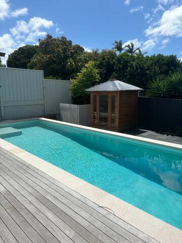 Newly renovated family oasis. gallery image 3