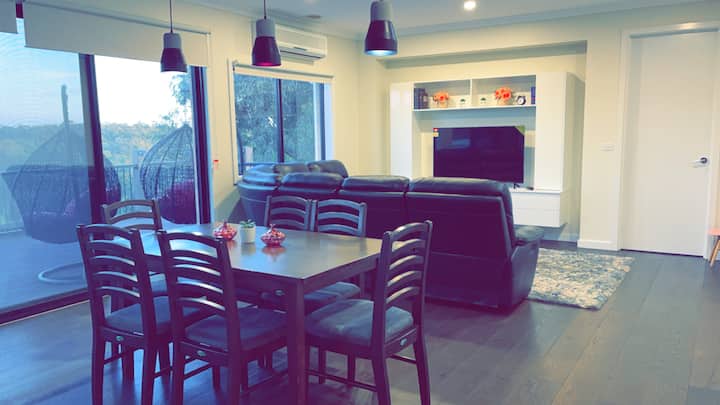 K dispozícii je Google Home Mini, ktoré vám pomôže s otázkami bez rúk, hudbou a ďalšími potrebami. Priestor je vybavený klimatizáciou, aby sa zabezpečilo vaše pohodlie.