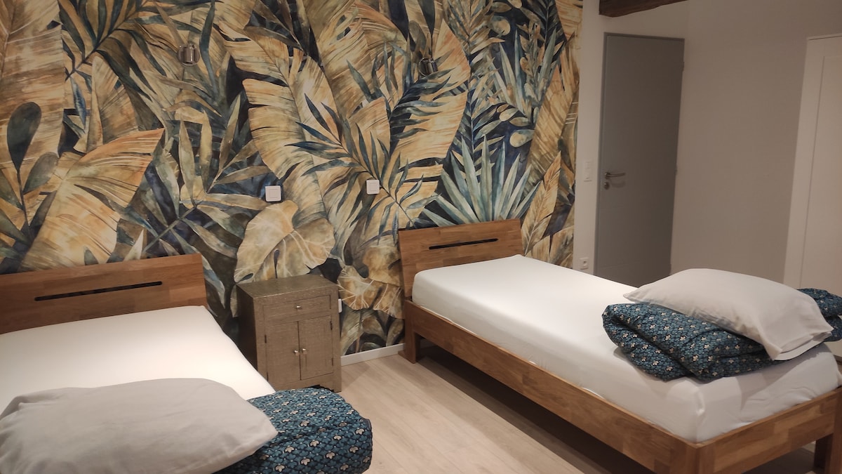 Gite Mirabelle
ห้องปรับอากาศ
เตียง 2 เตียง (ที่นอน) 90 x 200 ซม.
ผ้านวม 2 ผืน 200 x 200 ซม.
หมอน 2 ใบ
มีผ้าปูที่นอนให้เช่าตามราคาที่ระบุไว้ในประกาศที่พัก