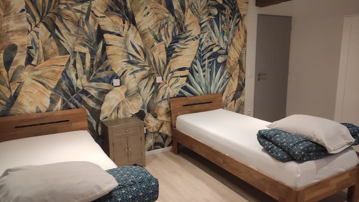 Gite Mirabelle
غرفة مكيفة الهواء
سريران (مرتبتان) 90 × 200 سم
2 لحاف 200 × 200 سم
وسادتان
بياضات السرير متاحة للإيجار وفقًا للأسعار المشار إليها في الإعلان