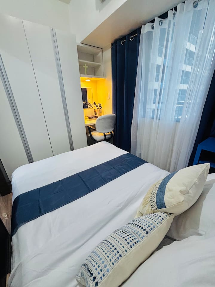 Diseño horizontal de la cama, esto se recomienda si valora el movimiento libre en ambos lados de la cama.  

Nuestra disposición predeterminada de la cama es vertical, con la cabecera colocada contra la pared más corta. Este diseño maximiza el espacio cerca del armario y la entrada.