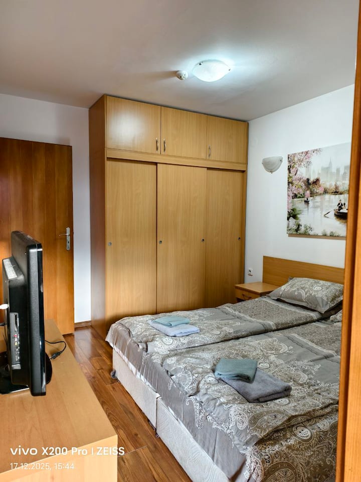 Dos camas separadas. Televisión. Amplio armario.