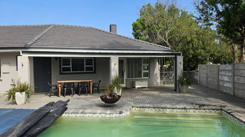 Rose Lounge Escape gallery image 3