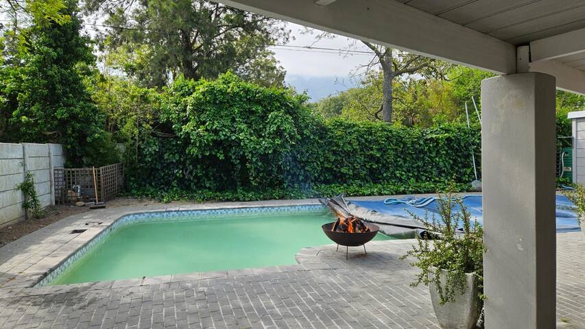 Rose Lounge Escape gallery image 4