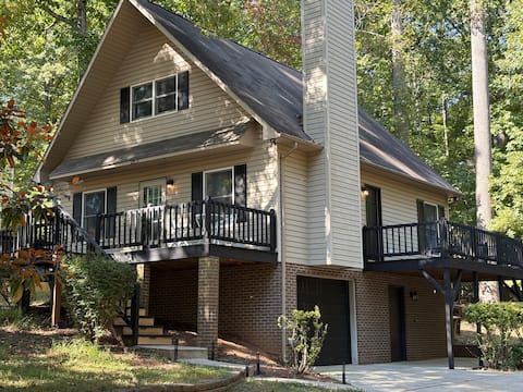 Chalet Style Cottage Close To HPU & Market