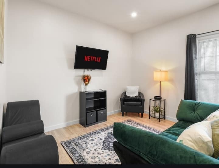 The Worknest | Stylish Stay W/ Desk & Fast Wi-fi - Laredo, TX