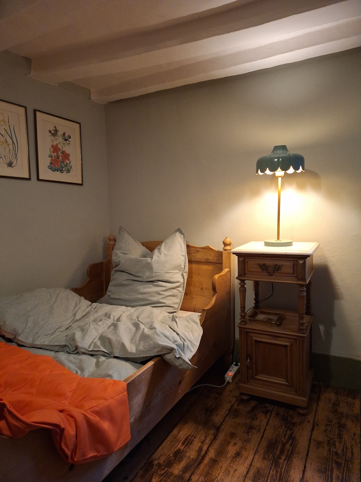 「绿色房间」。旧床是1.90 x 1米。 