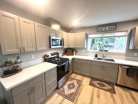 Entire Home in Lebanon King Bed