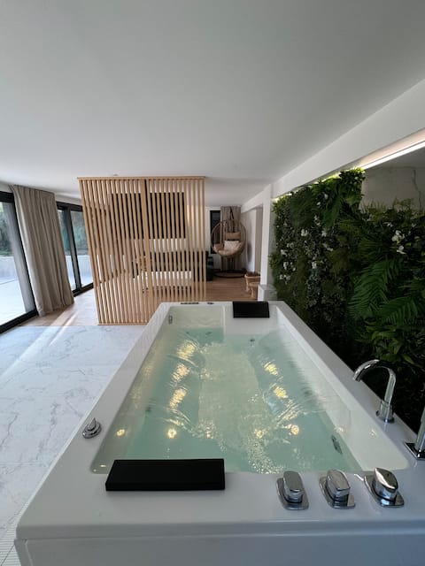Luxurious HOT TUB near Paris
