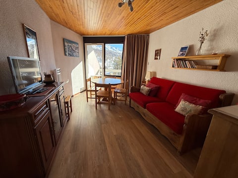 Annonce Airbnb populaire: Charming studio for 4, 150 m from the show point à Vars
