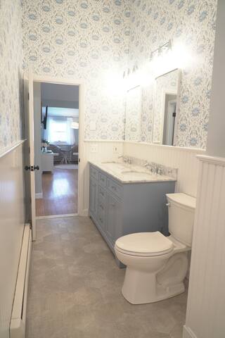 6 bedroom, 2 kitchen beach house, 0.4 mi to beach! gallery image 3