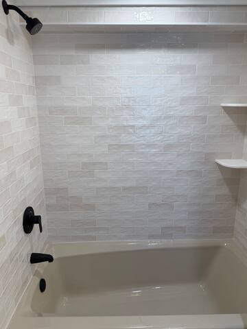 6 bedroom, 2 kitchen beach house, 0.4 mi to beach! gallery image 4