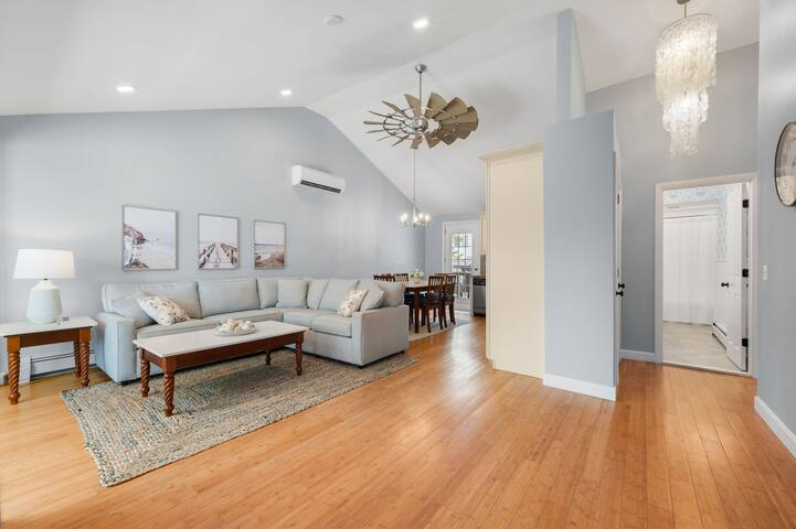 6 bedroom, 2 kitchen beach house, 0.4 mi to beach! gallery image 5