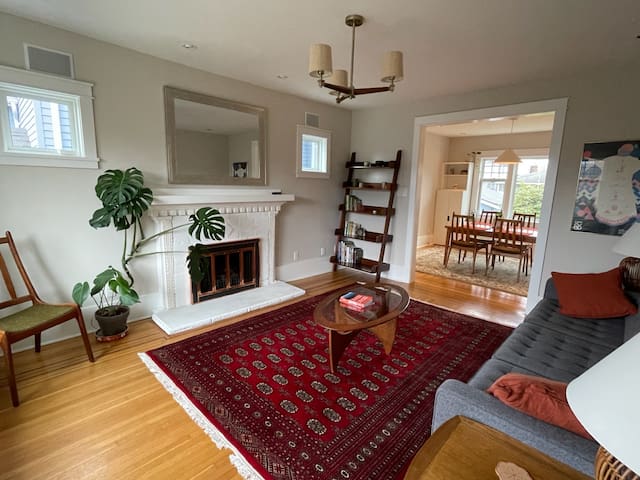 3 BR/2BTH, Near Downtown, Mountain Views