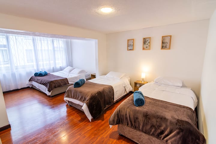 El quinto cuarto está ubicado en el ultimo piso, adaptado para gurpos grandes, contando con una cama queen y dos camas semidobles. Maximo confort para nuestros huespedes. 