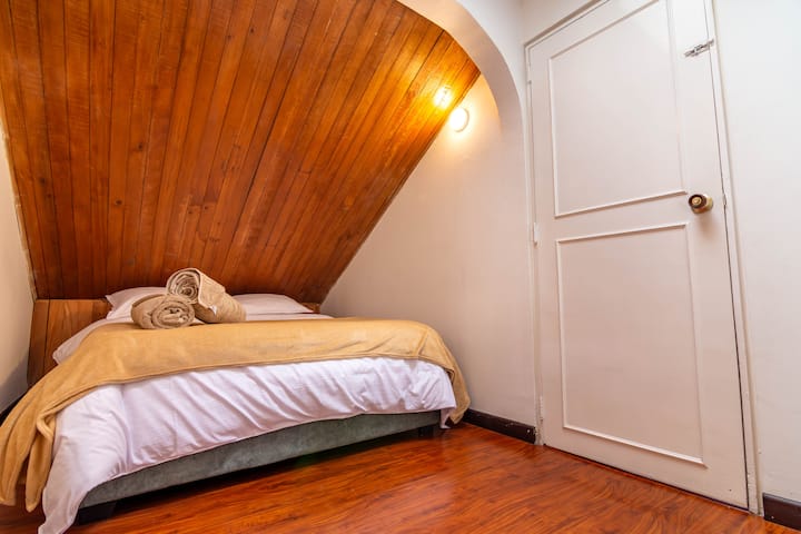 El cuarto cuarto tiene una cama doble con las mismas comodidades de los demás cuartos.
