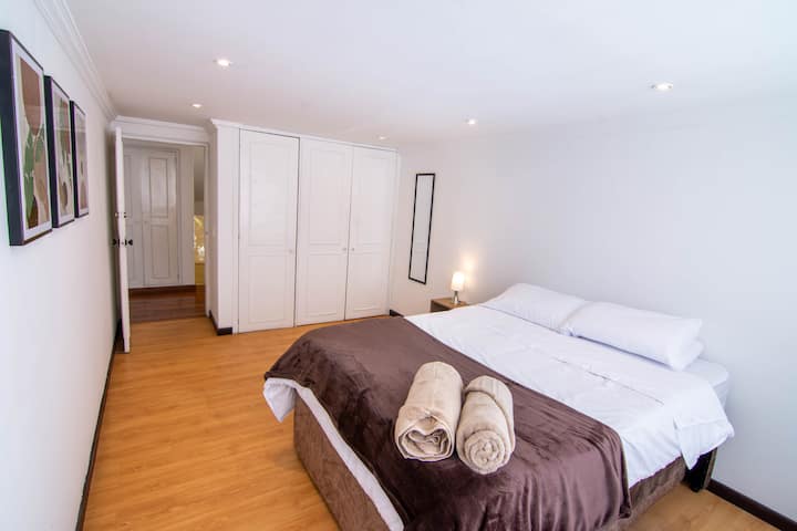 Tambien cuentcon una cama nido doble donde podra dormir otra pareja.