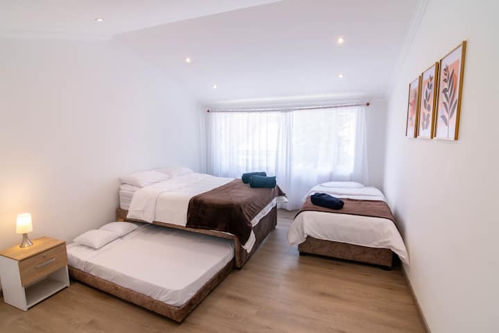 Si se requiere mayor espacio, la cama principal tiene una cama doble auxiliar donde puede dormir cómodamente otra pareja. 