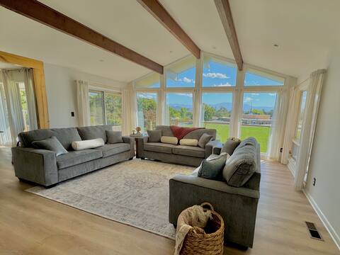 Popular Airbnb listing: Spacious Family home w/ Mtn Views, 1mi to Parkway! in Smoky Mountains